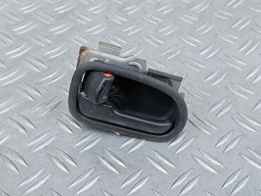Детали салона: Mazda MX-3 1997 ручка двери внутренняя. Только левая сторона
