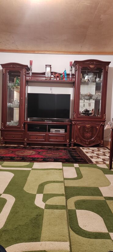 Divanlar: İşlənmiş, TV altlığı, Kredit yoxdur