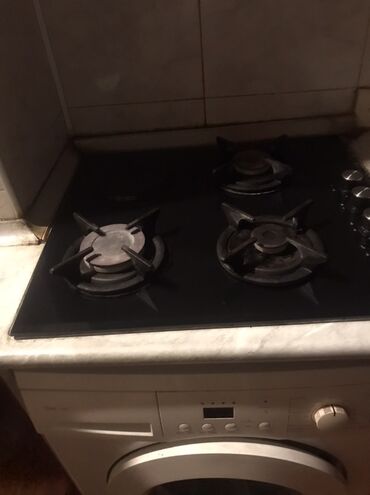 ad gunu ucun evin bezedilmesi: Mətbəx avadanlıqları və mebel dəsti - Quraşdırılan qaz plitəsi: şüşə