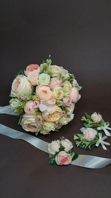 свадебный букет: Красивый свадебный букет из исскуственных цветов .Комплект в наличии
