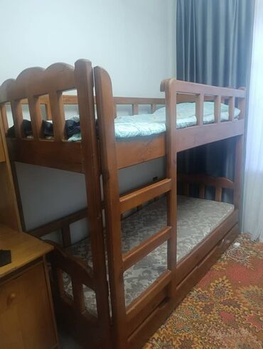 2х ярусная кравать: Двухъярусная кровать из натурального дерева, выполненная в