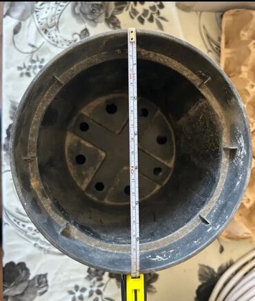 Bitkilər üçün dibçəklər: Plastik,kauçuk gül və dibçək qabları satılır. Cəmisi 60 — 9