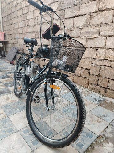 Физика: Mühərrik quraşdırılmış qara rəngli velosiped. Velosipedin ön