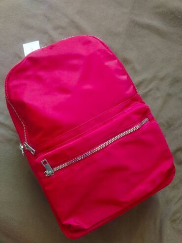 Handbags: NOVI sa Etiketom Crveni Plastificiran Ranac Skroz novi sa etiketom