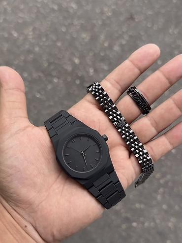 Minimalist dizaynlı qara rəngli qol saatı və iki aksesuar dəsti. -