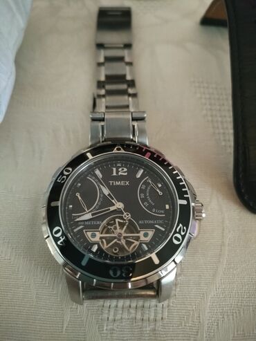 Πωλείται αυτόματο ρολόι Timex με μπρασελέ σε άριστη κατάσταση!