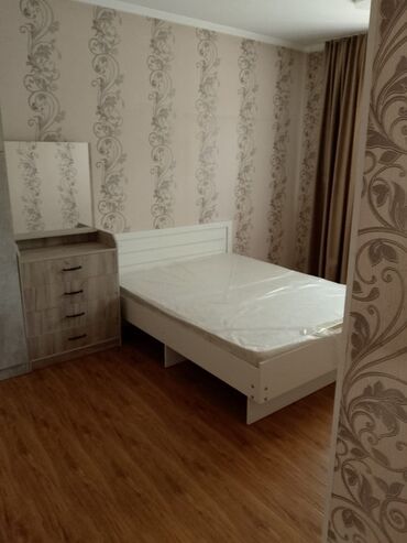кровать белая: Эта двухспальная кровать с изголовьем и каркасом из светлого дерева