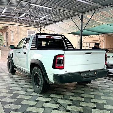 Dodge: RAM 1500 TRX, полноразмерный пикап в белом цвете с четырёхдверной — 6