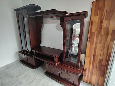 Stilske vitrine: Elegantna dnevna soba – vitrina/TV komoda od punog drveta u tamnom — 3