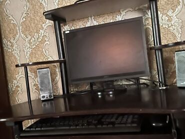 stolüstü kompyuterlər: Bu dəstə monitor, sistem bloku, klaviatura və dinamiklər daxildir