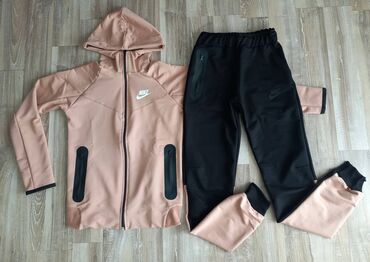 Gornji i donji deo: Nike ženska trenerka

Novo
Pamuk
Veličine xs s m l — 4