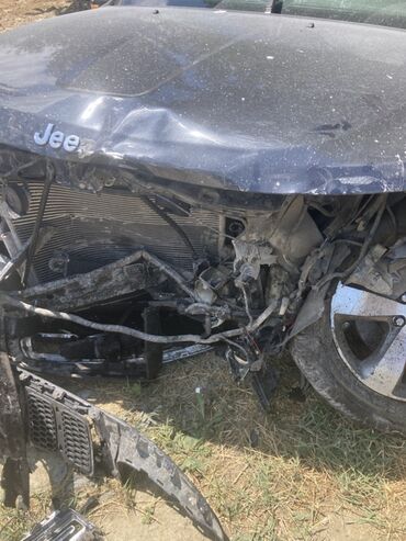 Jeep: Jeep Grand Cherokee – yaş asfalt rəngli, tam ölçülü SUV — 14