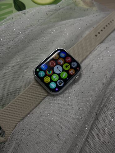 часы простые: Продаются Apple Watch. В комплекте идут зарядка, 2 ремешка (белый