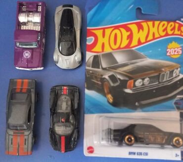 Манежи: 2002 Enzo Ferrari modeli daxil Orginal Hot wheelslar 4 manatdan 8