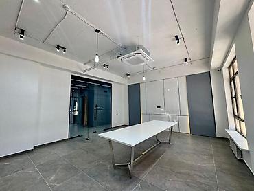 Коммерческая недвижимость: Сдаю Офис целиком: 280 м², В жилом комплексе, С ремонтом, С отдельным входом, С юридическим адресом, Первая линия — 4