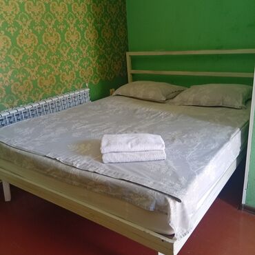 срочно продаётся 1 комнатная квартира в районе ошского рынка по улице кенсуйская: 1 комната, Душевая кабина, Постельное белье, Кондиционер