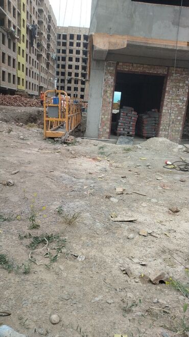 узбек строители: Бишкекте фасадка люлка менен иштегени балдар керек бригада менен болсо