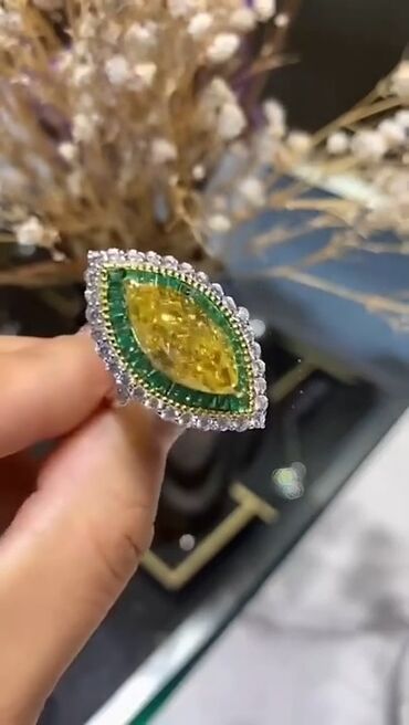 tek qas uzuk: Zərif dizaynlı iri üzük - Mərkəzdə marquise (göz) formalı iri sarı