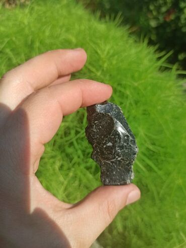 Digər kolleksiyalar: Təbii Obsidian daşı. Tamamilə təbii, emal olunmamış parlaq qara — 11