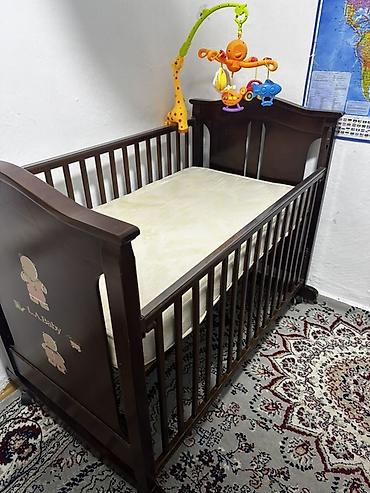 детскую кравать: Детская кроватка LA Baby из темного дерева. Матрасик в подарок - — 1