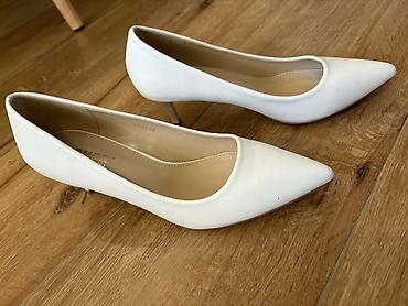 cipele clarks: Elegantne ženske salonke – boja: bela, špicasti vrh, nežna „kitten“ — 2