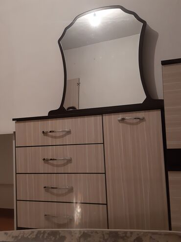 буфет кухоный: Кийим үчүн комод, Күзгүсү менен