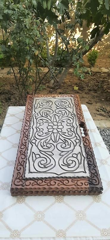 Nərdlər: Qoz agaci materialdan hazırlanmış, əl işi nard dəsti. Üzərindəki oyma — 18