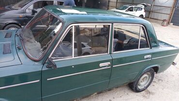 скупка дисков на авто: Седан ВАЗ-2101 зеленого цвета. Модель оснащена четырьмя дверями, что