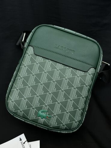 дорожные рюкзаки: Сумка через плечо Lacoste - Формат: компактная кросс-боди/мессенджер