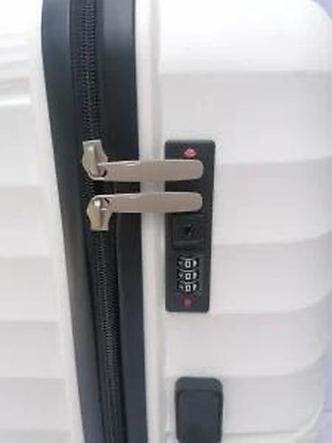 Putni koferi i torbe: === PART 1: TEXTUAL DESCRIPTION === Set od tri bela kofera sa tvrdim — 16