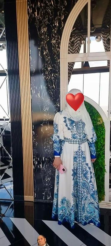 Zərif naxışlı uzun don - Rəng: ağ əsas üzərində mavi və firuzə
