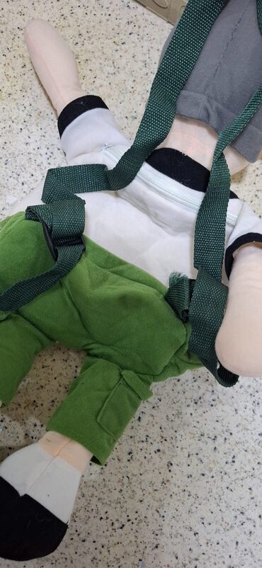 Məktəb çantaları: Fərqli ölçü və dizaynlarda uşaq çantaları dəsti. Çantalar müxtəlif — 14