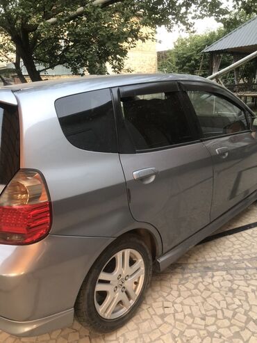 апаратура на портер: Серый хэтчбек Honda Jazz с тонированными окнами. Автомобиль оснащен