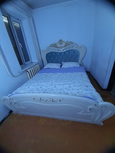 Двуспальные кровати: Кровать в классическом стиле с декоративным изголовьем и изножьем — 18