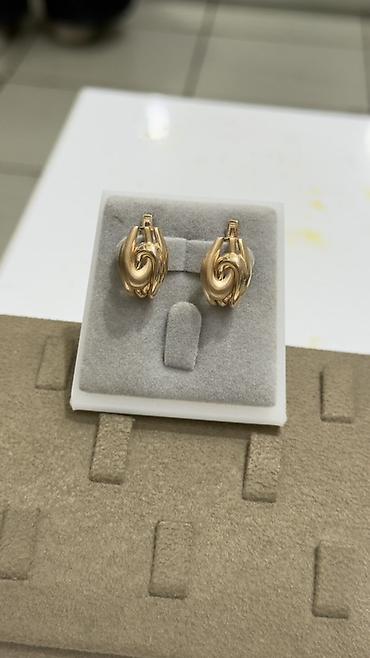 Серьги: Золотые серьги, 2 пары, резной узор Пара 1: - Форма: изогнутые — 5