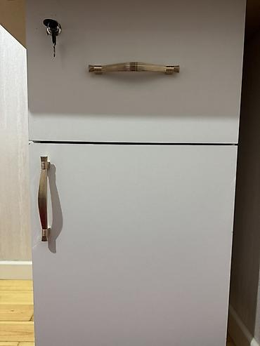 ev radiyatoru: Açarla kilidlənən çekmecəli mobil kabinet və üstü bölməli rəf - Rəng — 1