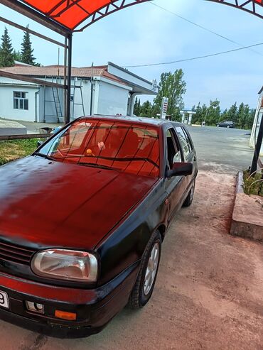 Volkswagen: Dördqapılı qara rəngli hetçbek model "Volkswagen Golf III" avtomobili — 3