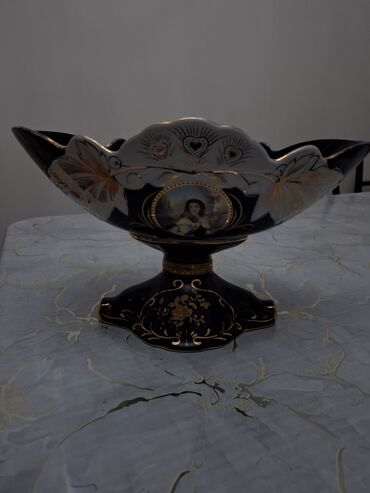 лаки стар орхидея: Porcelain dekorativ meyvə/qənd qabı – zərif ayaqlı model - Material