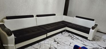 Диваны: Продаю диван,прилагается 8 подушек