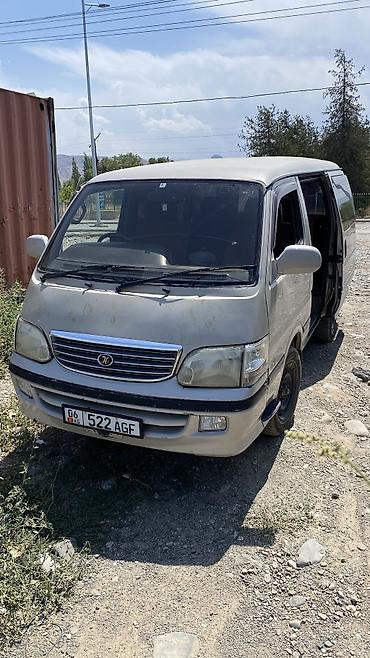 ниже: Toyota Hiace: 2002 г., Автомат, Бензин, Минивэн — 2