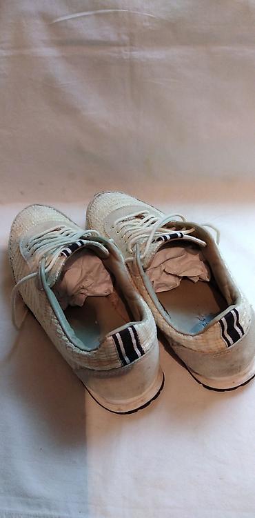 tn 3 gray: Patike zenske lacoste br.39, gaziste oko 26 cm. koza platno,polovne — 3