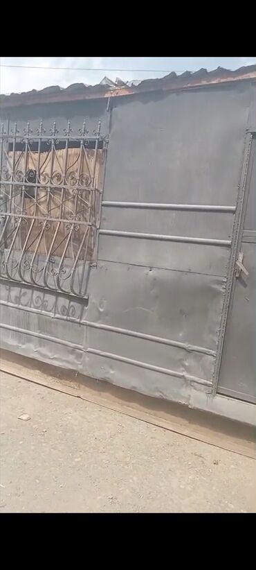 Qaraj satılır: 25 kv. m, 3 * 6 * 250 Metal Kommunal xətlər qoşulmayıb