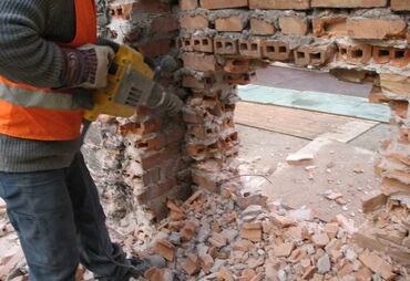 Демонтажные работы: Разбор полов, Снятие потолков, Демонтаж крыш | Демонтаж встроенных шкафов, Демонтаж керамогранита, Удаление краски | Сбивка старой штукатурки, Снятие извести, Снятие побелки | Демонтаж линолеума, Демонтаж плинтуса, Демонтаж теплого пола | Кровля из профнастила, Крыша из шифера, Металлочерепичная кровля 3-5 лет опыта — 16