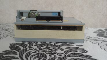 Kompüter və noutbuk aksesuarları: NEC FD1231H modelinə aid floppi disk sürücüsü. Bu sürücü 3.5 düymlük