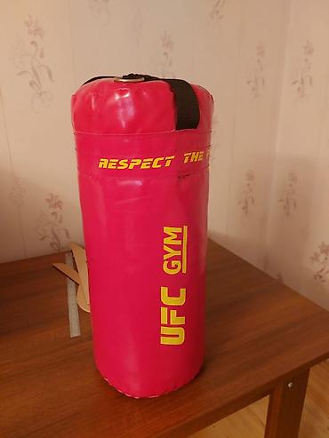 2 tekerli scooter: UFC GYM brendli qırmızı boks/kimya zərbə çantası və adidas 6 oz — 1