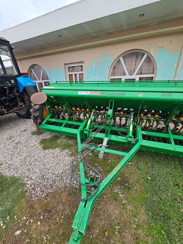 Traktorlar: Belarus MTZ traktoru - Güclü ön və arxa təkərli, tam ölçülü kabinəli — 7