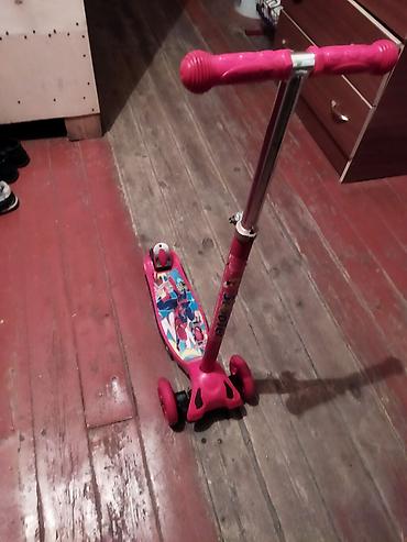toba elektrikli scooter: Uşaq skuterı – 3 təkərli, çəhrayı rəng. - Ön tərəfdə iki, arxada bir — 1