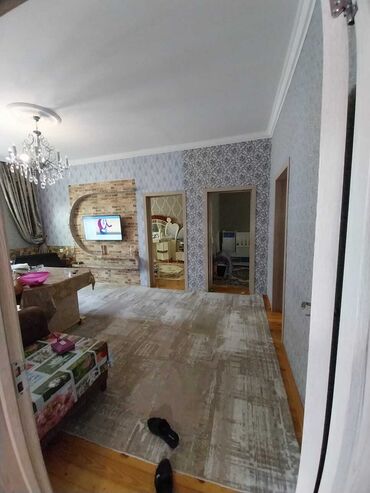 Həyət evləri və villaların satışı: Satılır: həyətli ev - Geniş, tam daş döşəməli həyət. Hündür, taxta — 15