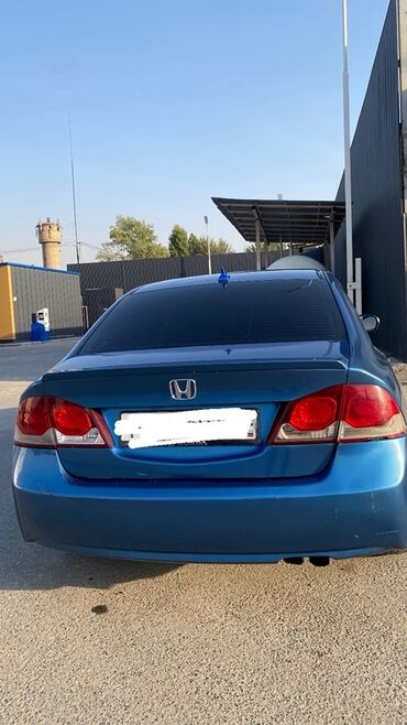 автомобиль в кредит без первоначального взноса: Продается седан Honda Civic восьмого поколения в синем цвете