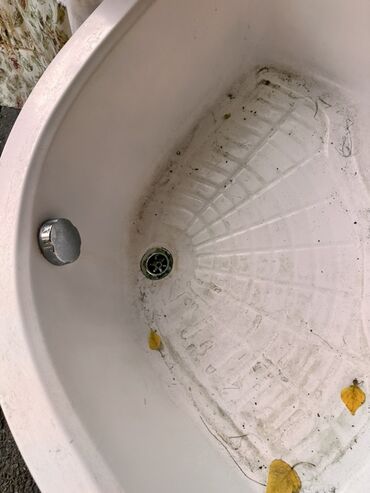 Ümumi su kranları: Ağ rəngli, akril materialdan hazırlanmış, bucaqlı duş altlığı. Geniş